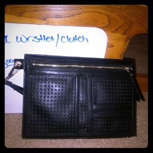 Clutch/wristlet